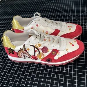 Like new Women Runner Coach Sneakers Size 9.